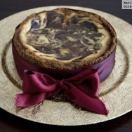 Tarta de queso con remolinos de chocolate