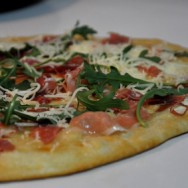 Pizza de rúcula y jamón crudo