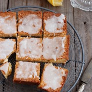 Brownie de chocolate blanco y glaseado de limón