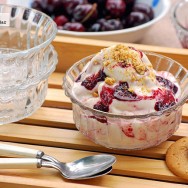 Helado de tarta de queso con cerezas