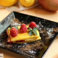 Milhojas de mango y frambuesas.