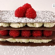 Milhojas de chocolates con frambuesas.