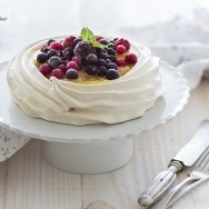 Mini pavlovas con lemon curd y frutos del bosque