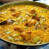 Paella de conejo y pollo
