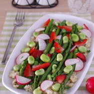 Ensalada de quinoa primaveral con espárragos y fresas