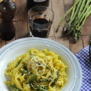 Tagliatelle con pesto y espárragos