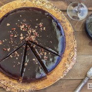 Pastel de chocolate y vino tinto